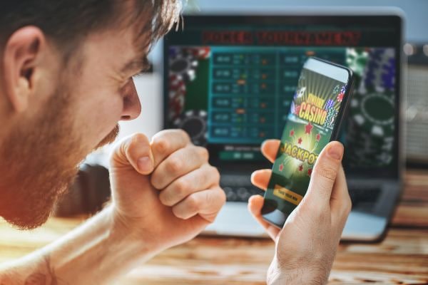 Người dùng Việt Nam xem bảng kèo cá cược thể thao trực tuyến trên màn hình điện thoại